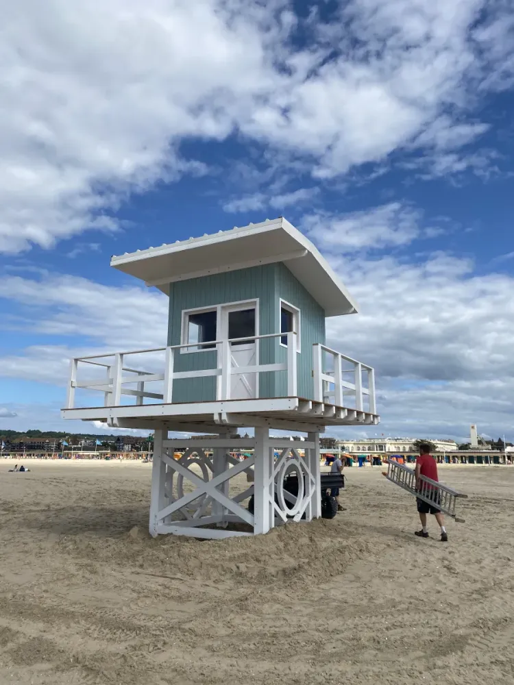 Aubry-menuiserie-poste-de-secours-deauville-plage